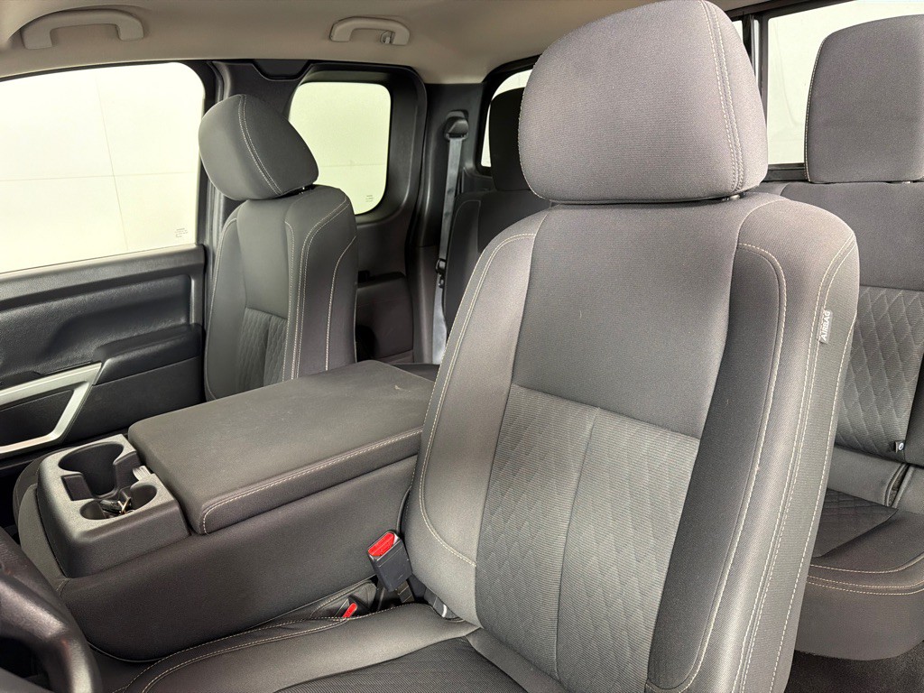 2017 Nissan Titan Image 11