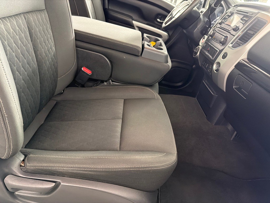 2017 Nissan Titan Image 18