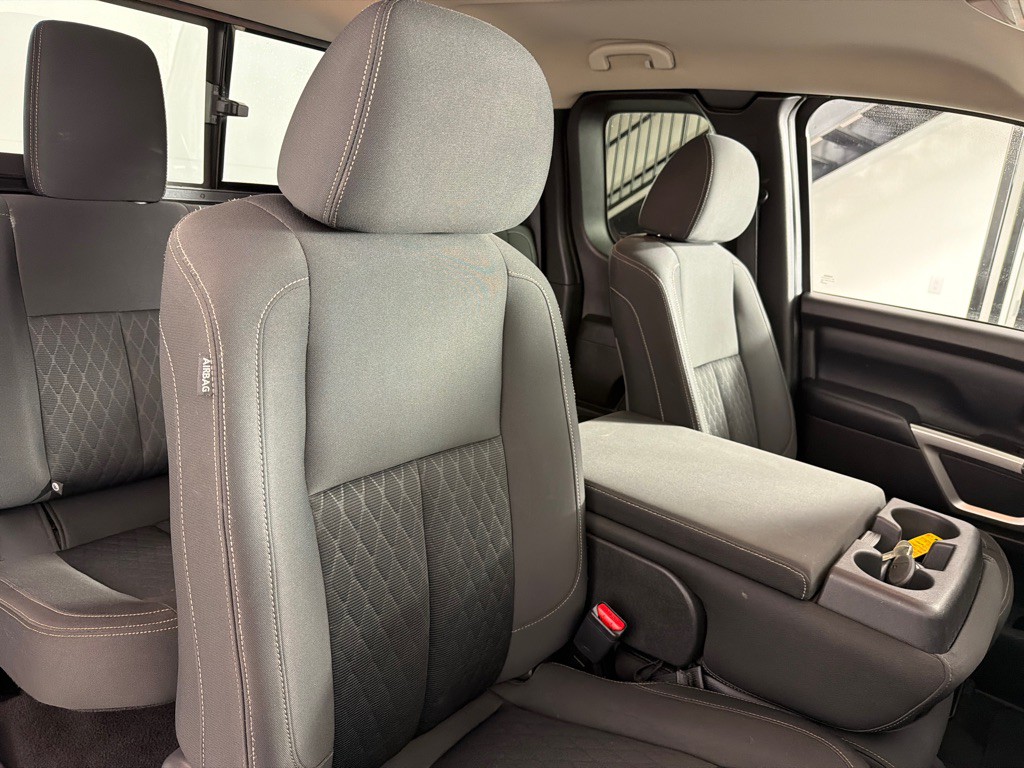 2017 Nissan Titan Image 19