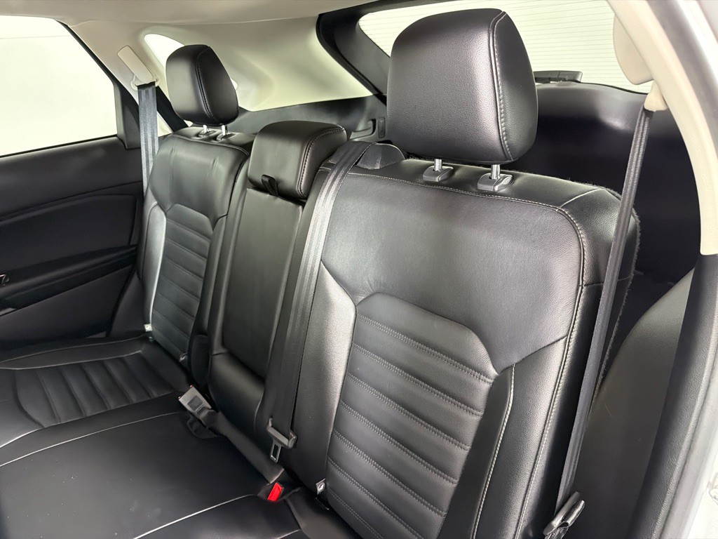 2016 Ford Edge Image 19