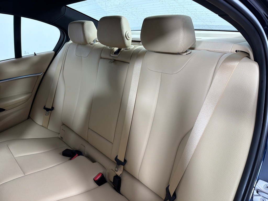2016 BMW 3 Series Image 19