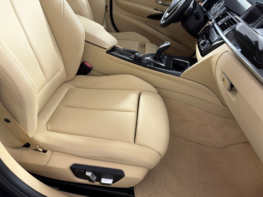 2016 BMW 3 Series Image 22