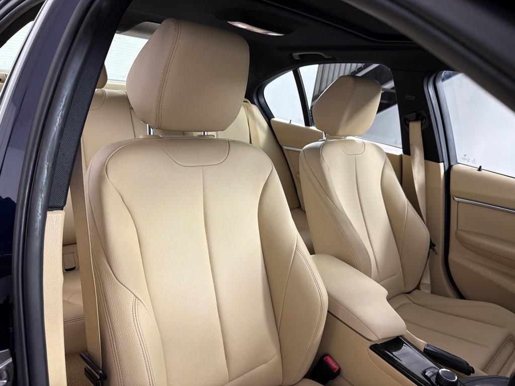 2016 BMW 3 Series Image 23