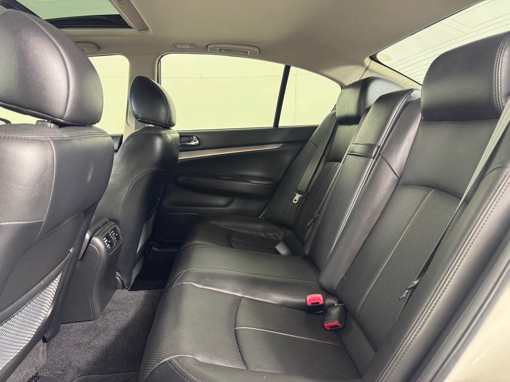 2015 INFINITI Q40 Image 16