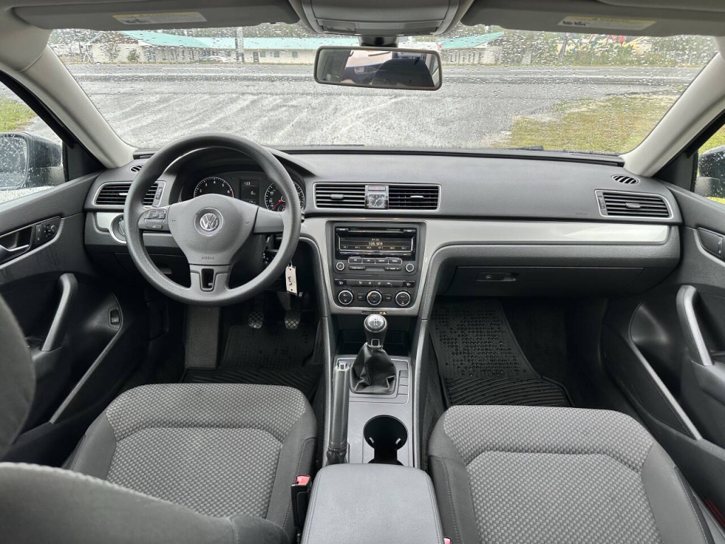 2012 Volkswagen Passat Image 11