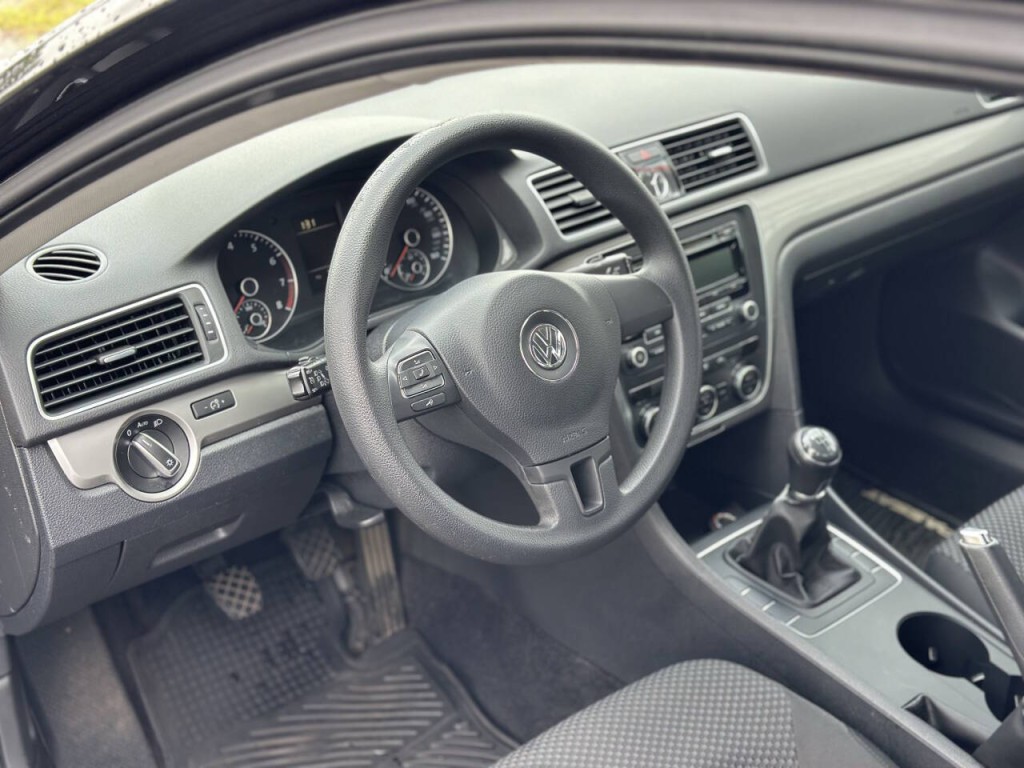 2012 Volkswagen Passat Image 12