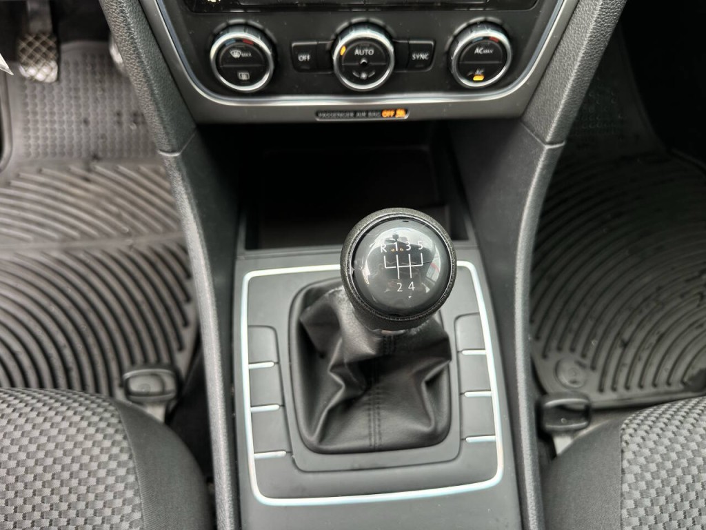 2012 Volkswagen Passat Image 15