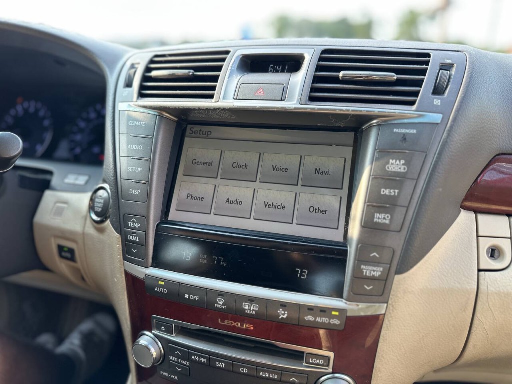 2011 Lexus LS 460 Image 12