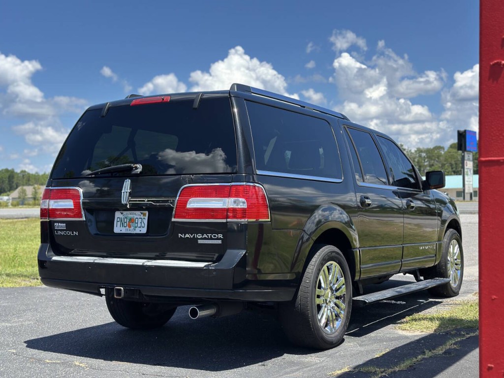 2010 Lincoln Navigator Image 4