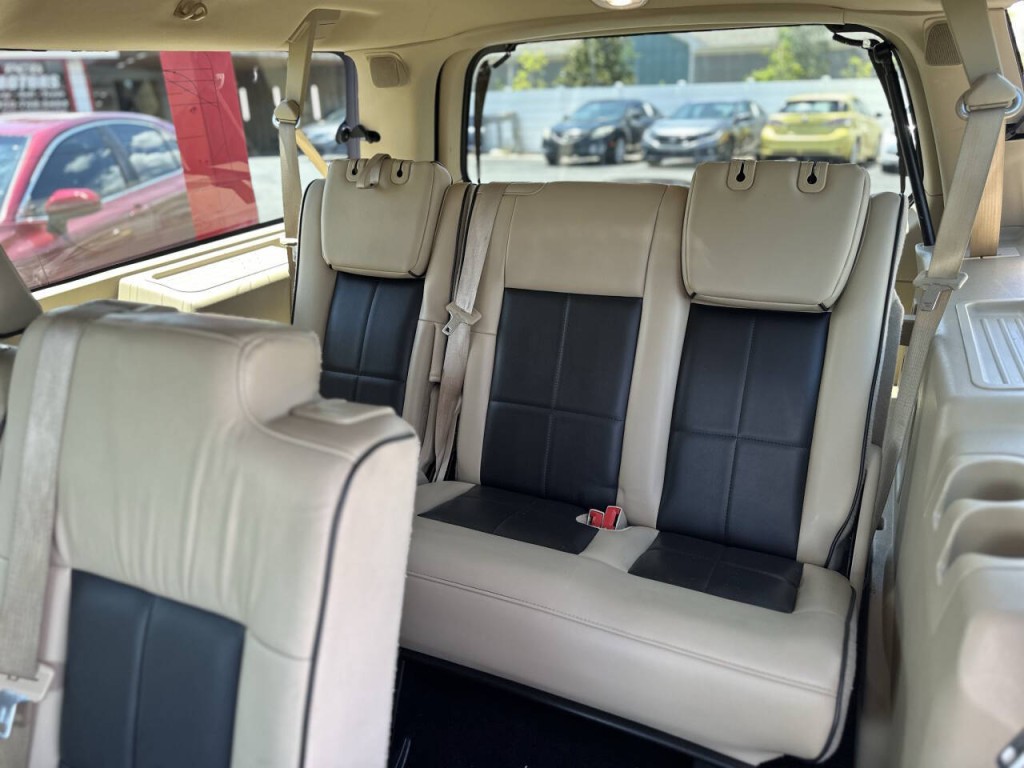 2010 Lincoln Navigator Image 10