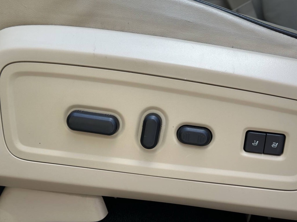 2010 Lincoln Navigator Image 11