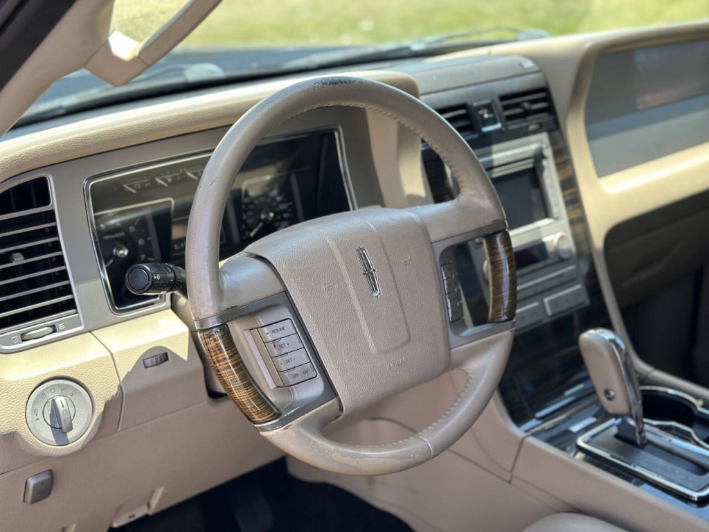 2010 Lincoln Navigator Image 12