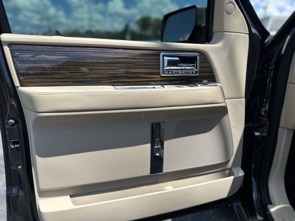 2010 Lincoln Navigator Image 13