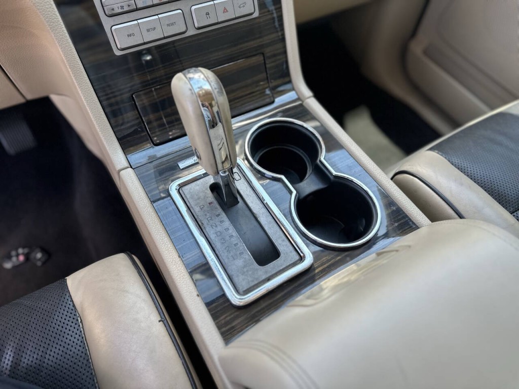 2010 Lincoln Navigator Image 17