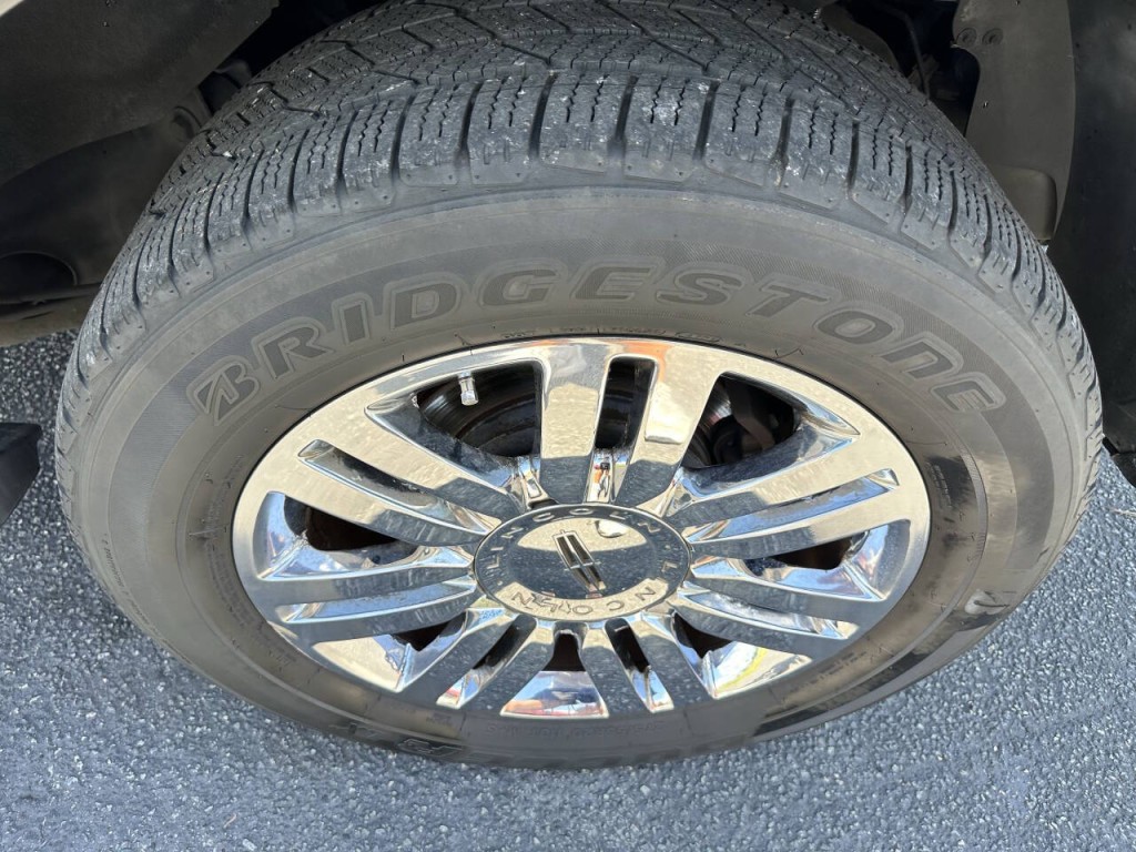 2010 Lincoln Navigator Image 24
