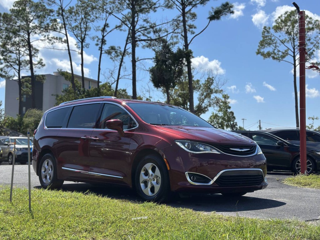 2018 Chrysler Pacifica Image 3