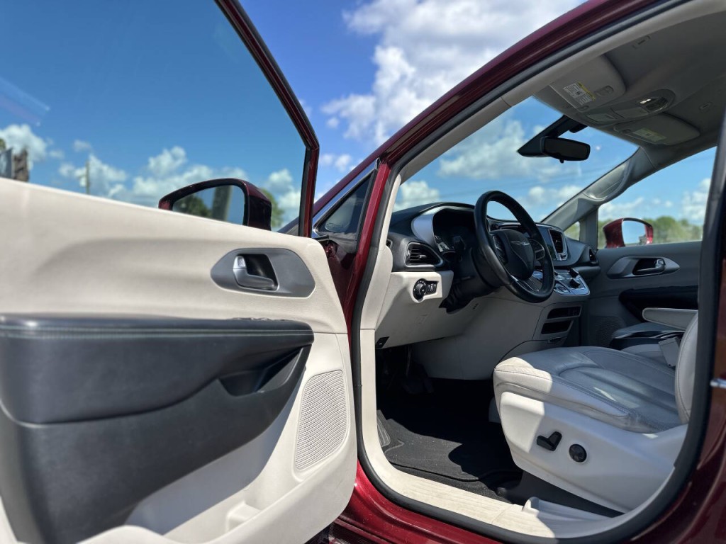 2018 Chrysler Pacifica Image 8