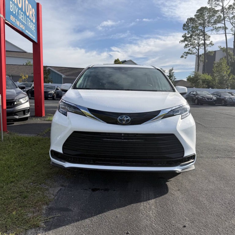 2023 Toyota Sienna Image 2