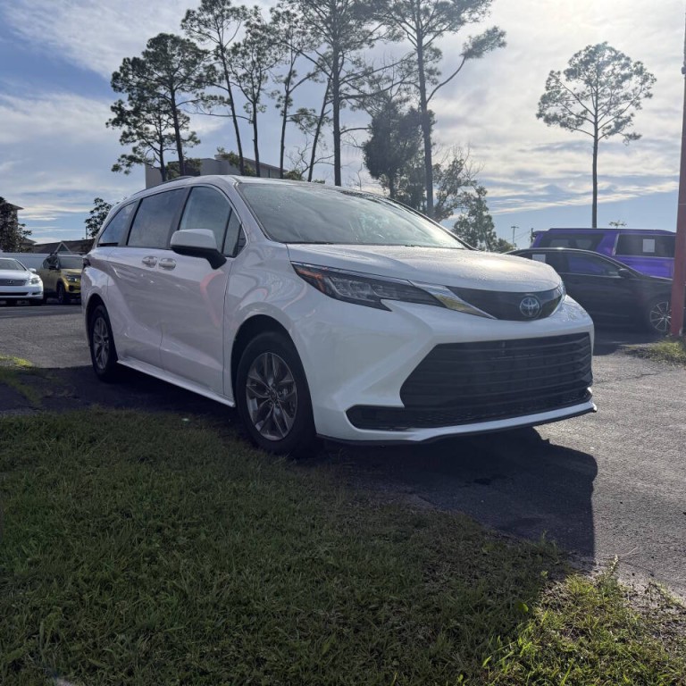 2023 Toyota Sienna Image 3