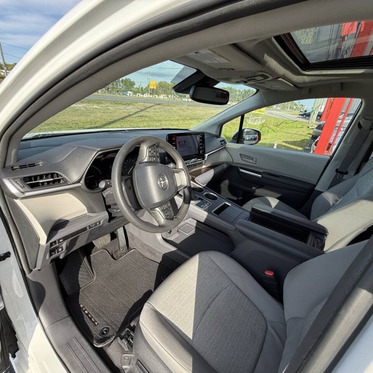 2023 Toyota Sienna Image 8