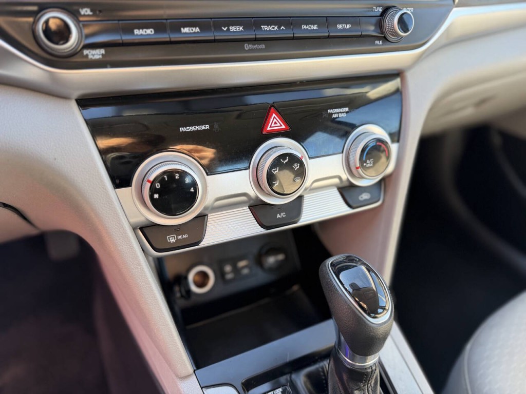 2019 Hyundai Elantra Image 14