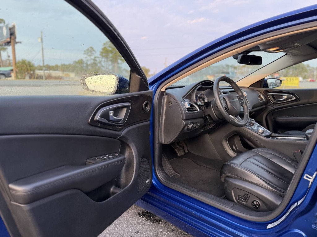 2015 Chrysler 200 Image 7