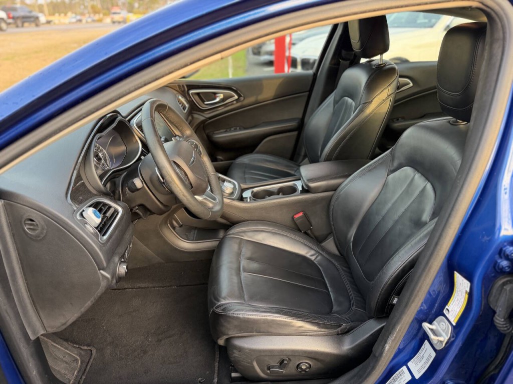 2015 Chrysler 200 Image 8