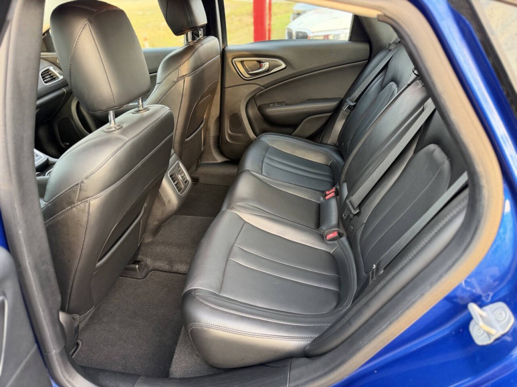 2015 Chrysler 200 Image 9