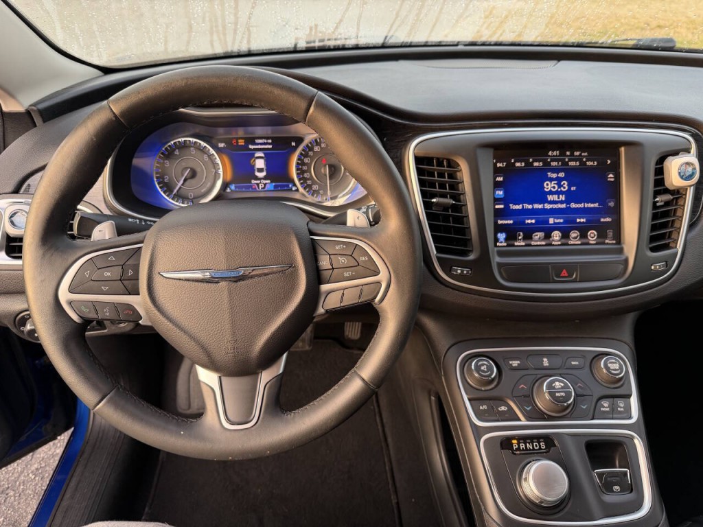2015 Chrysler 200 Image 11
