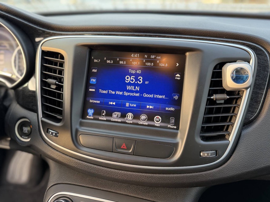 2015 Chrysler 200 Image 12