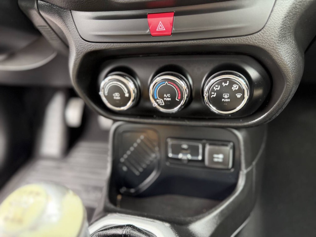 2016 Jeep Renegade Image 15