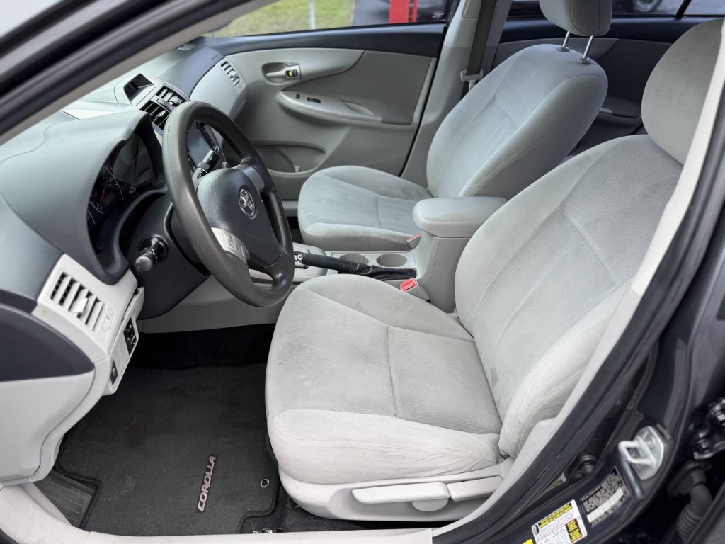 2013 Toyota Corolla Image 9