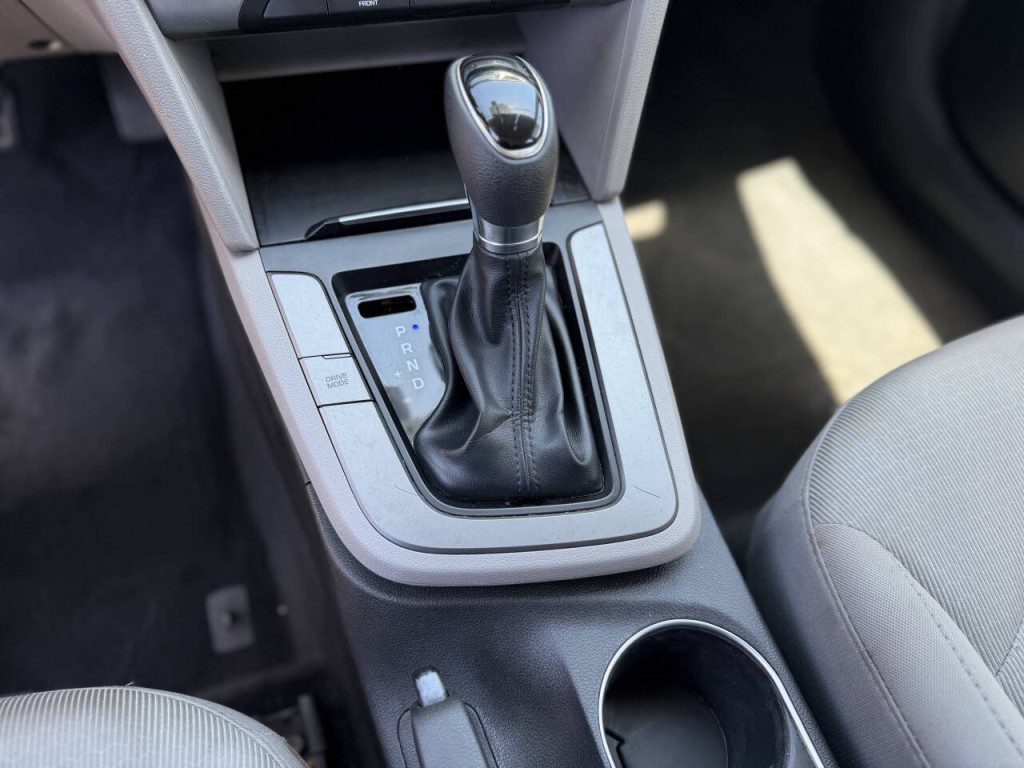 2017 Hyundai Elantra Image 16