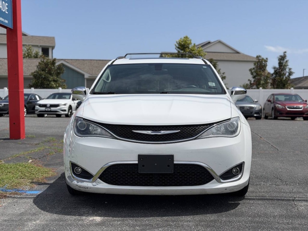 2018 Chrysler Pacifica Image 2