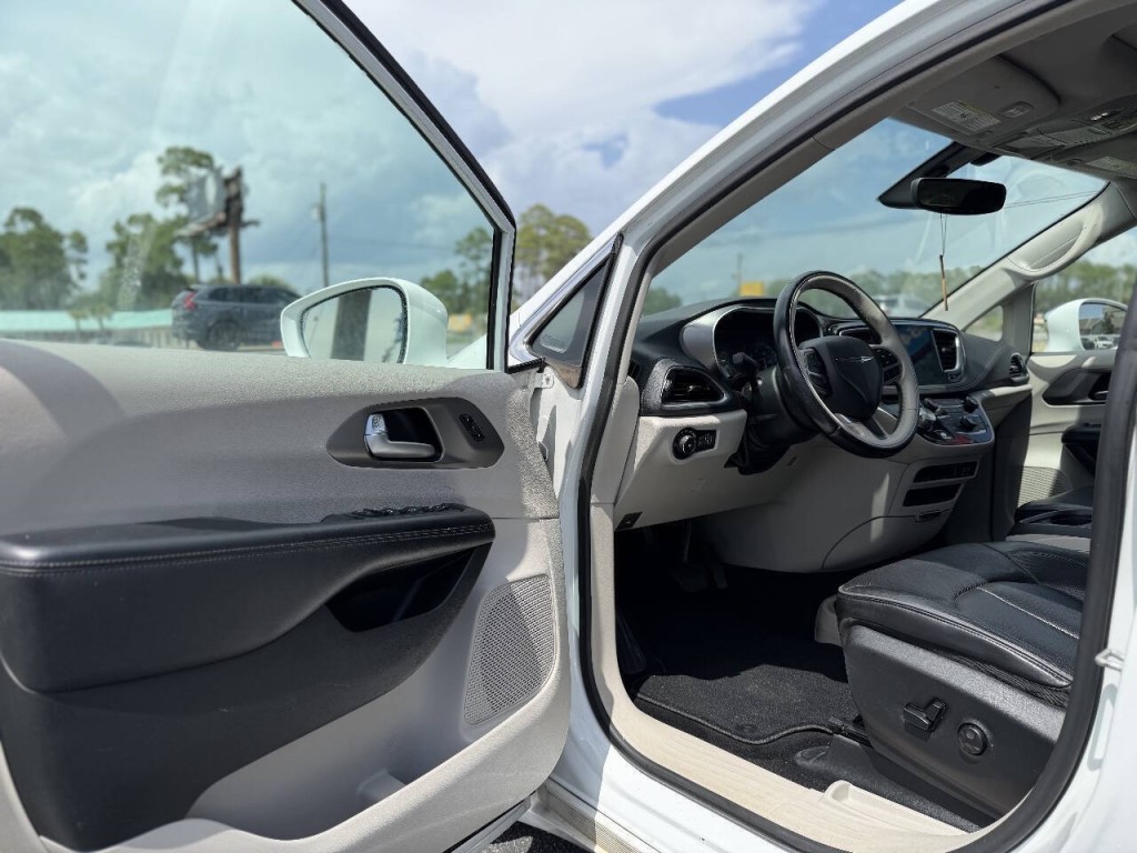 2018 Chrysler Pacifica Image 6