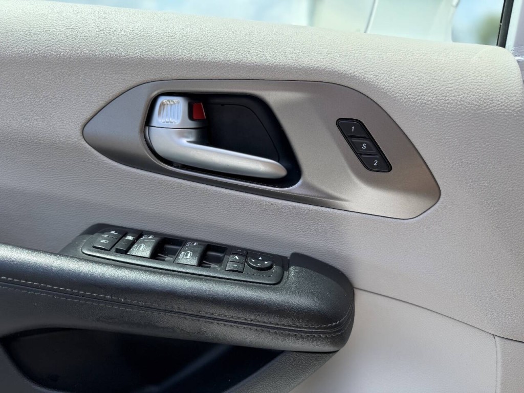 2018 Chrysler Pacifica Image 7