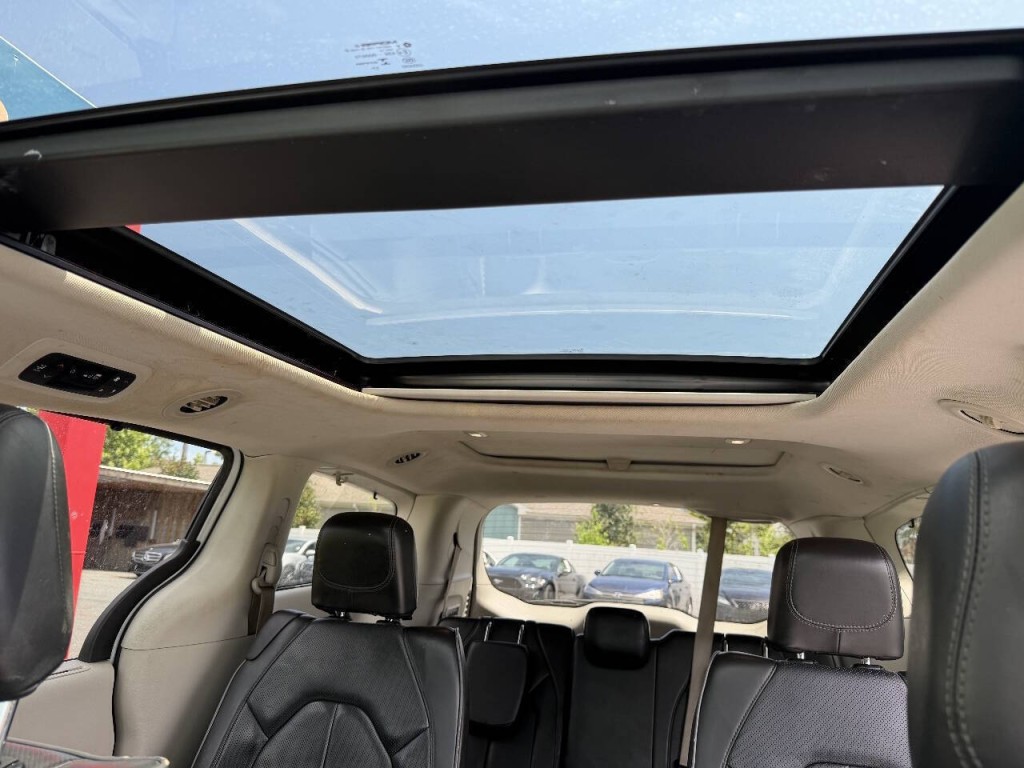 2018 Chrysler Pacifica Image 16