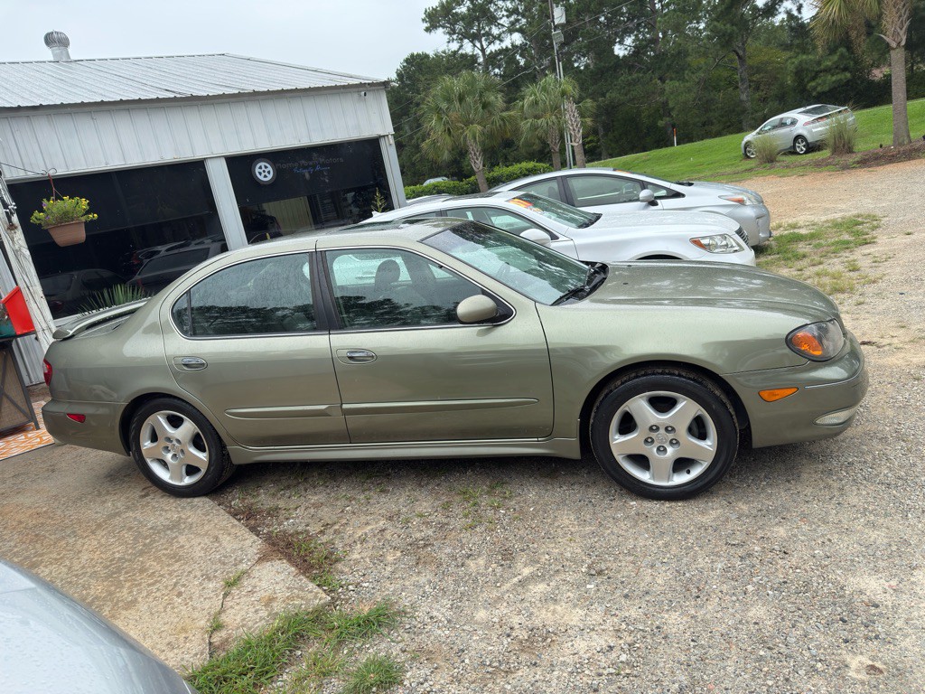 2001 INFINITI I30 Image 2