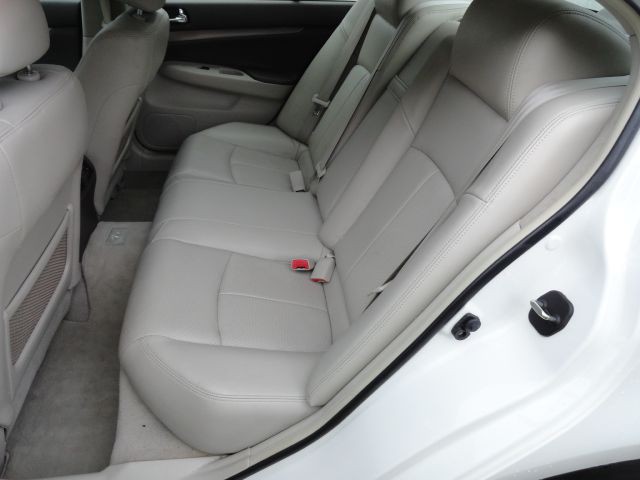 2011 INFINITI G37 Image 15