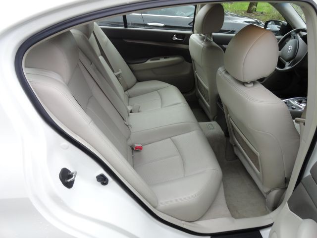 2011 INFINITI G37 Image 16