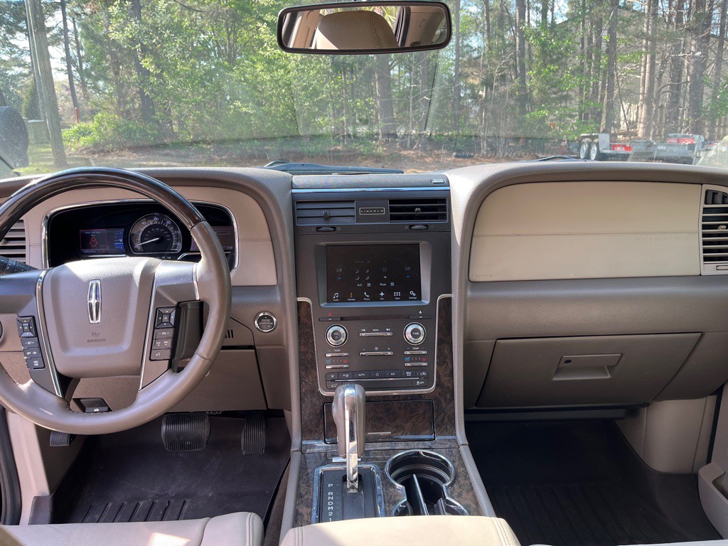 2017 Lincoln Navigator Image 9