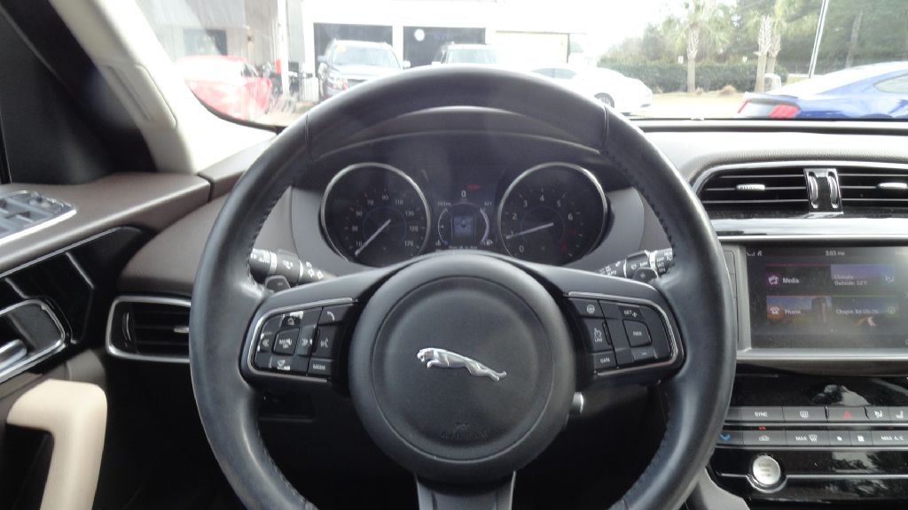 2017 Jaguar F-PACE Image 7