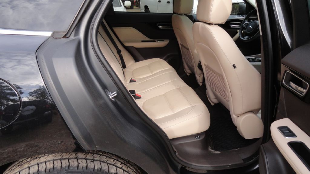 2017 Jaguar F-PACE Image 9