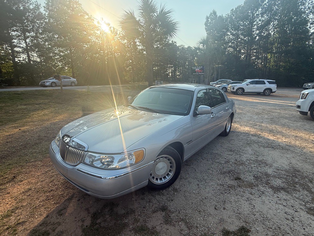 2000 Lincoln Town Car Image 2