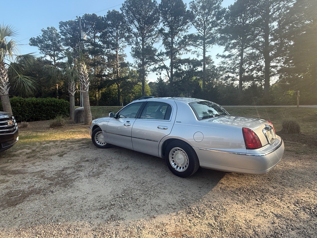 2000 Lincoln Town Car Image 3
