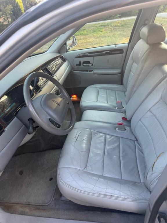 2000 Lincoln Town Car Image 8