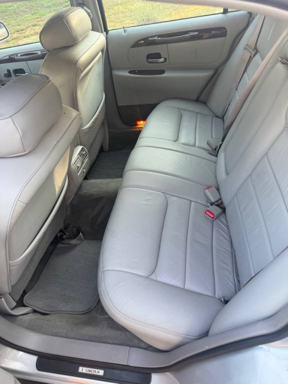 2000 Lincoln Town Car Image 9