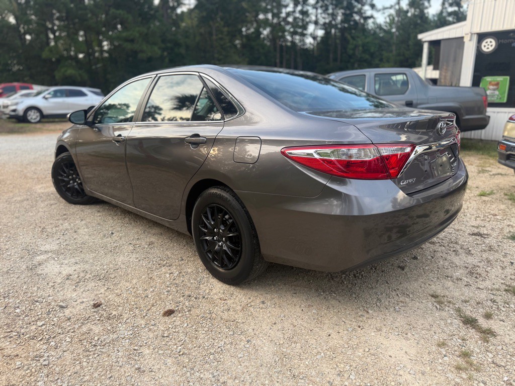 2017 Toyota Camry Image 2