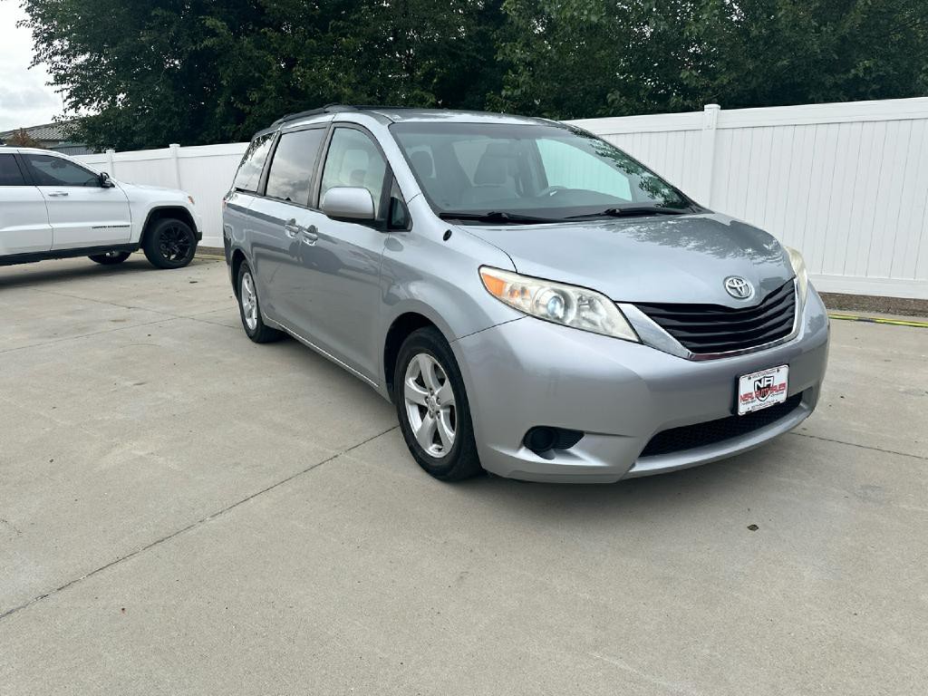 2011 Toyota Sienna Image 2