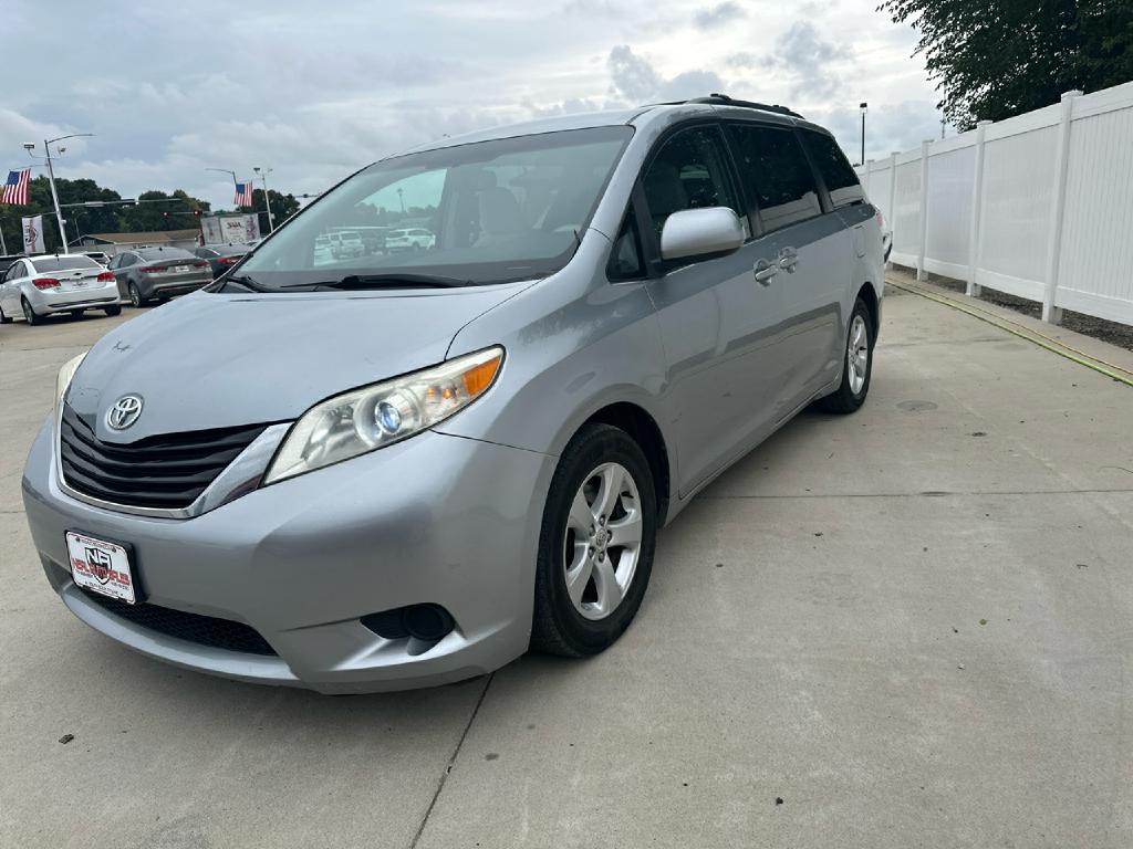 2011 Toyota Sienna Image 3
